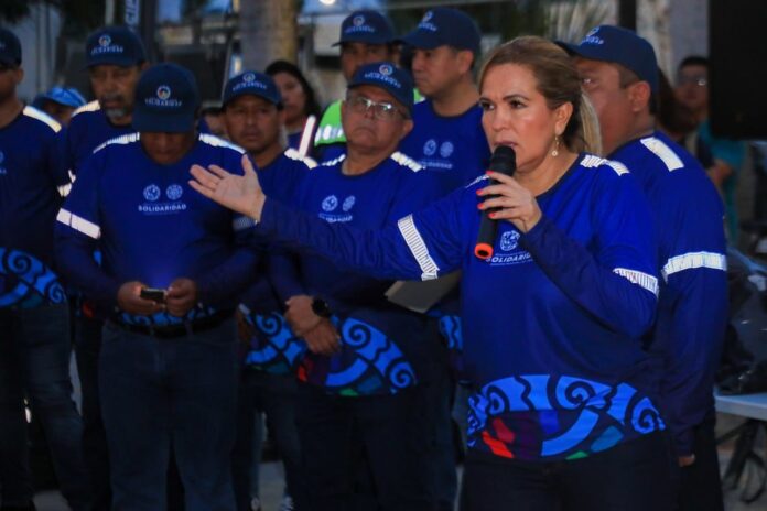 Lili Campos dignifica a personal de servicios públicos con más uniformes