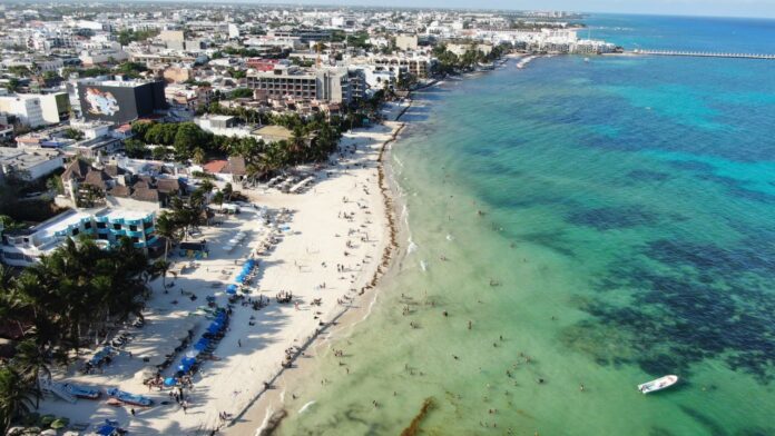 Playa del Carmen mantiene playas impecables en plena temporada de sargazo