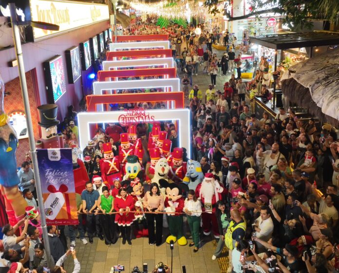 Se desborda la Quinta Avenida con mágico desfile navideño