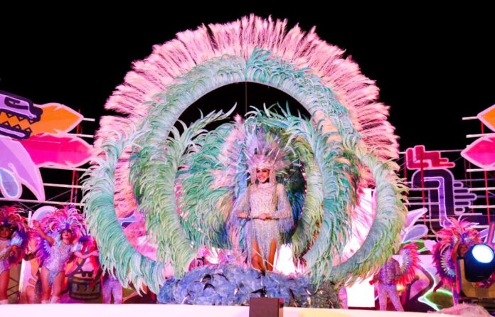 Vibrante noche en Playa del Carmen durante la elección de reinas y reyes del Carnaval 2025