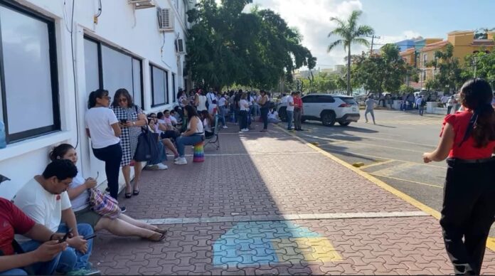 Protesta de maestros bloquea Palacio Municipal; Ayuntamiento de Playa del Carmen reitera disposición al diálogo