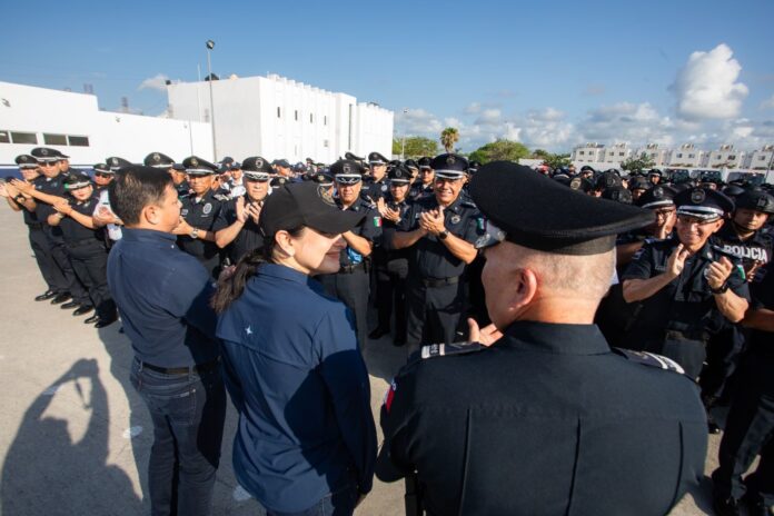 Estefanía Mercado le cumple a las y los policías de Playa del Carmen; anuncia la entrega de un bono económico