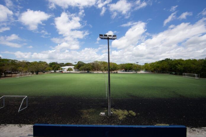 Con inversión de 100 mdp, arrancan rehabilitación total de 17 canchas de fútbol rápido y fútbol 7 de Playa del Carmen