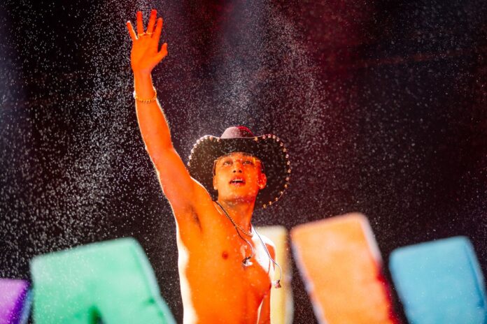25 mil jóvenes llenan la Plaza 28 de Julio en concierto de El Malilla en Playa del Carmen