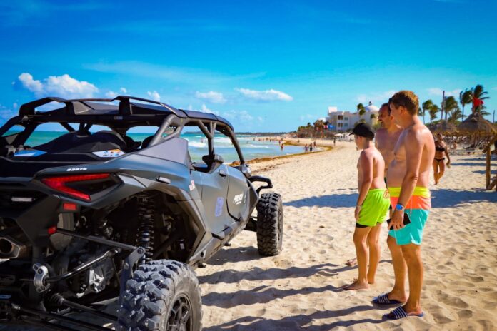 Suspenden a cinco policías de Playa del Carmen por su relación con la muerte de un pescador, detenido en la playa