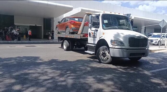 Autoridades buscan frenar abusos de grúas en Playa del Carmen