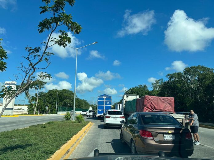 Por retiro de unidad pesada, permanece cerrada Avenida Colosio de Playa del Carmen