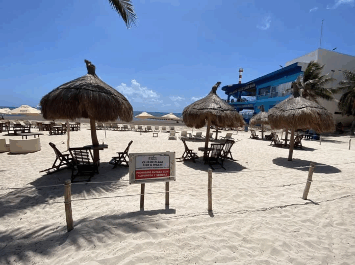 Zofemat atiende denuncia ciudadana por privatización de playa del club Dick & Willys frente al Portal Maya