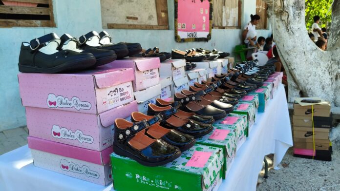 Sonrisas Contagiosas, Be More y Anaiza Quian, donan 100 pares de zapatos a estudiantes de Playa del Carmen